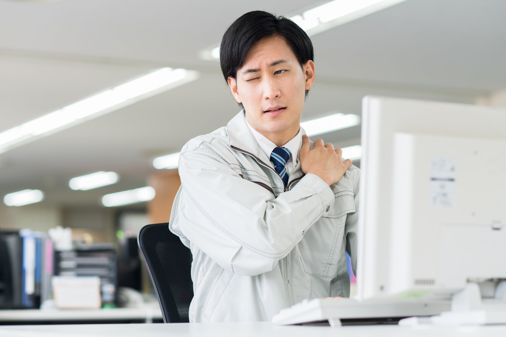 【エンジニアの悩み】パソコン作業に伴う肩こりの改善方法とは