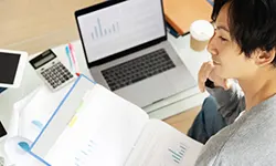 エンジニアが直面した課題と、収入を安定させる方法とは?